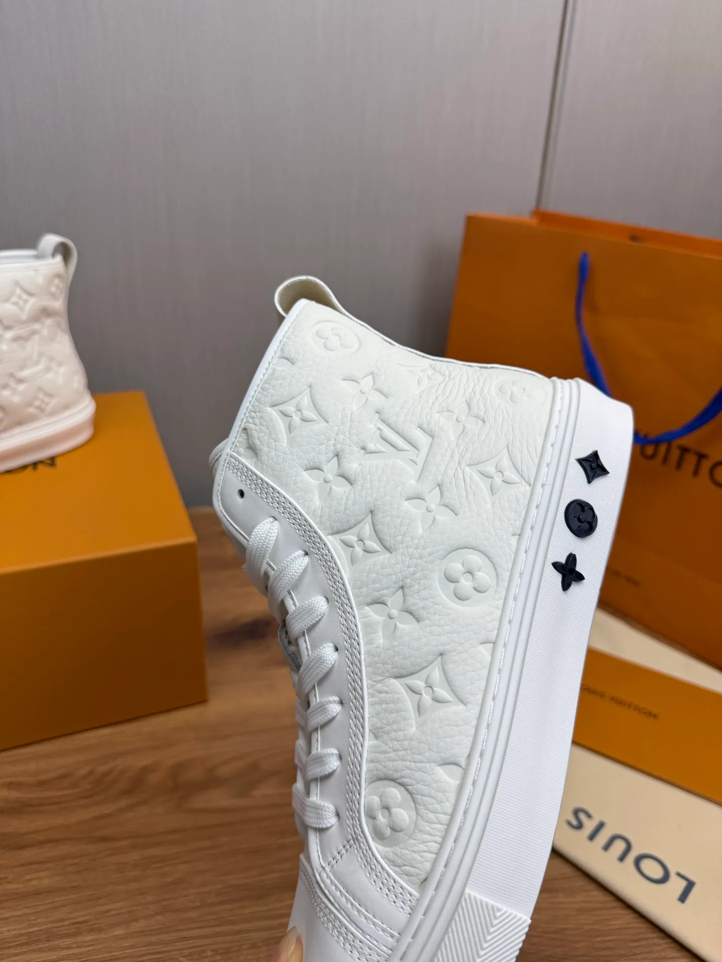 Men's shoes 💰840💰 LOUIS VUITTON [Luden Yiwei] The new trendy Lv is on the market 🎁, casual and fashionable men's shoes 👟 1:1 shipment ⬆️The upper is made of imported cowhide + cowhide mesh lining, the original wear-resistant rubber outsole, the version is simple and elegant, exclusive for trendy men. 38-45 (38.45 is non-refundable if made to order)